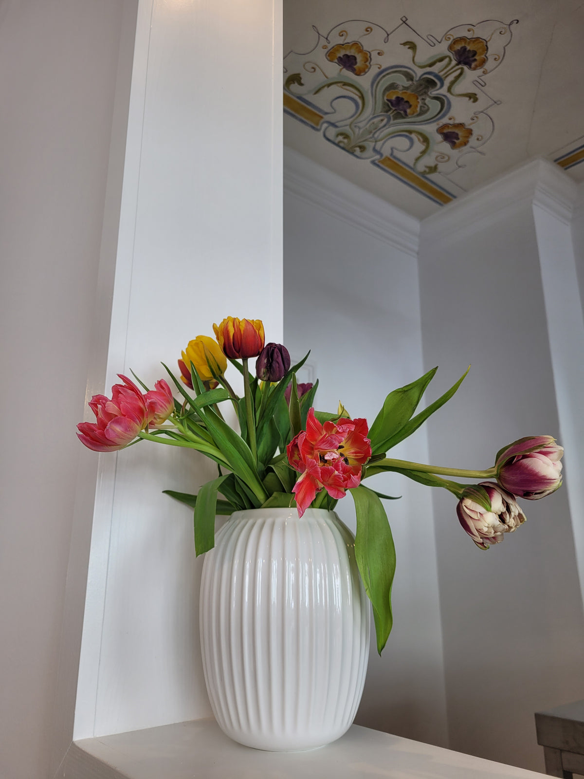 Blumenvase mit Tulpen im Event Raum