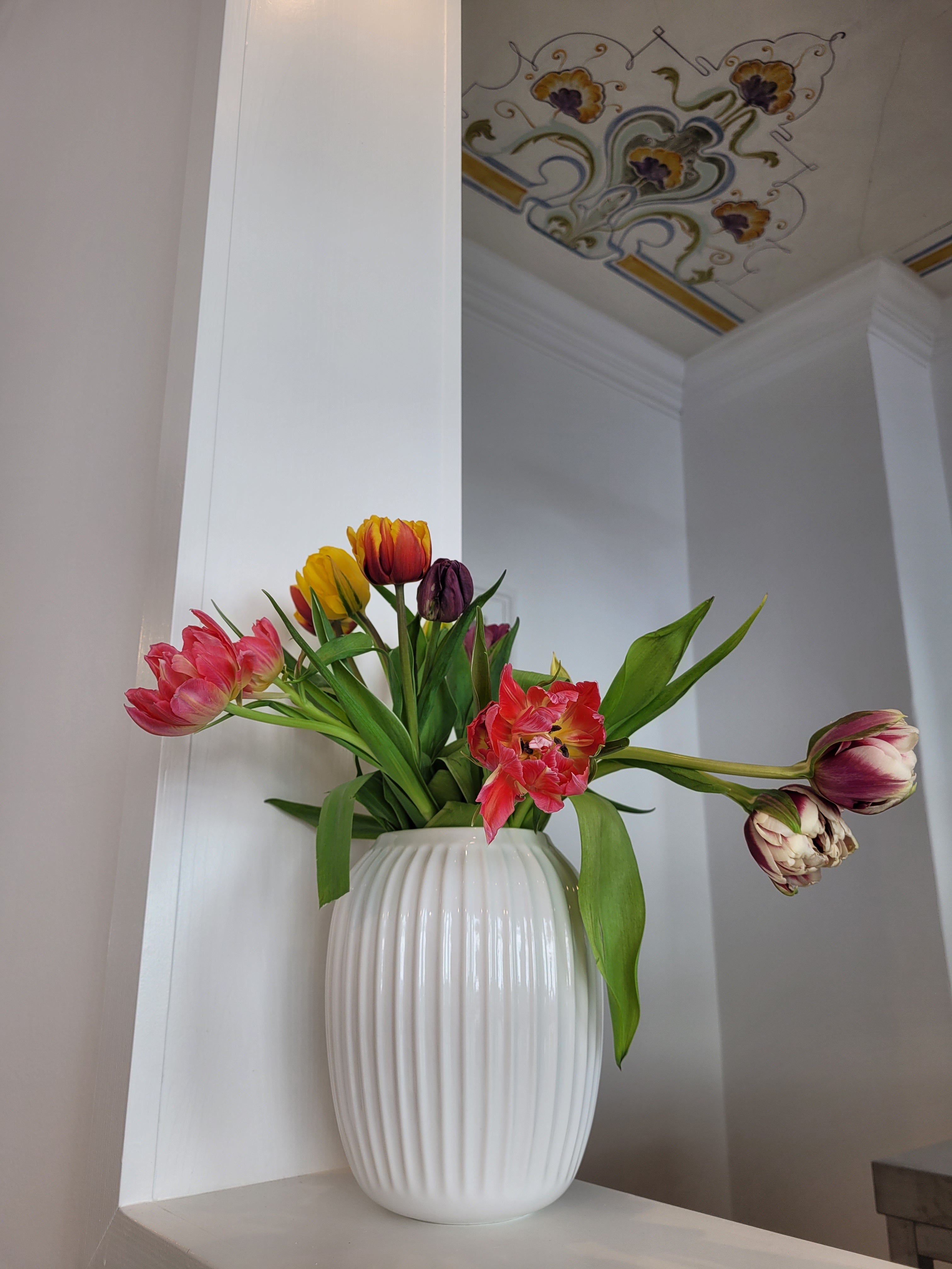 Blumenvase mit Tulpen im Event Raum