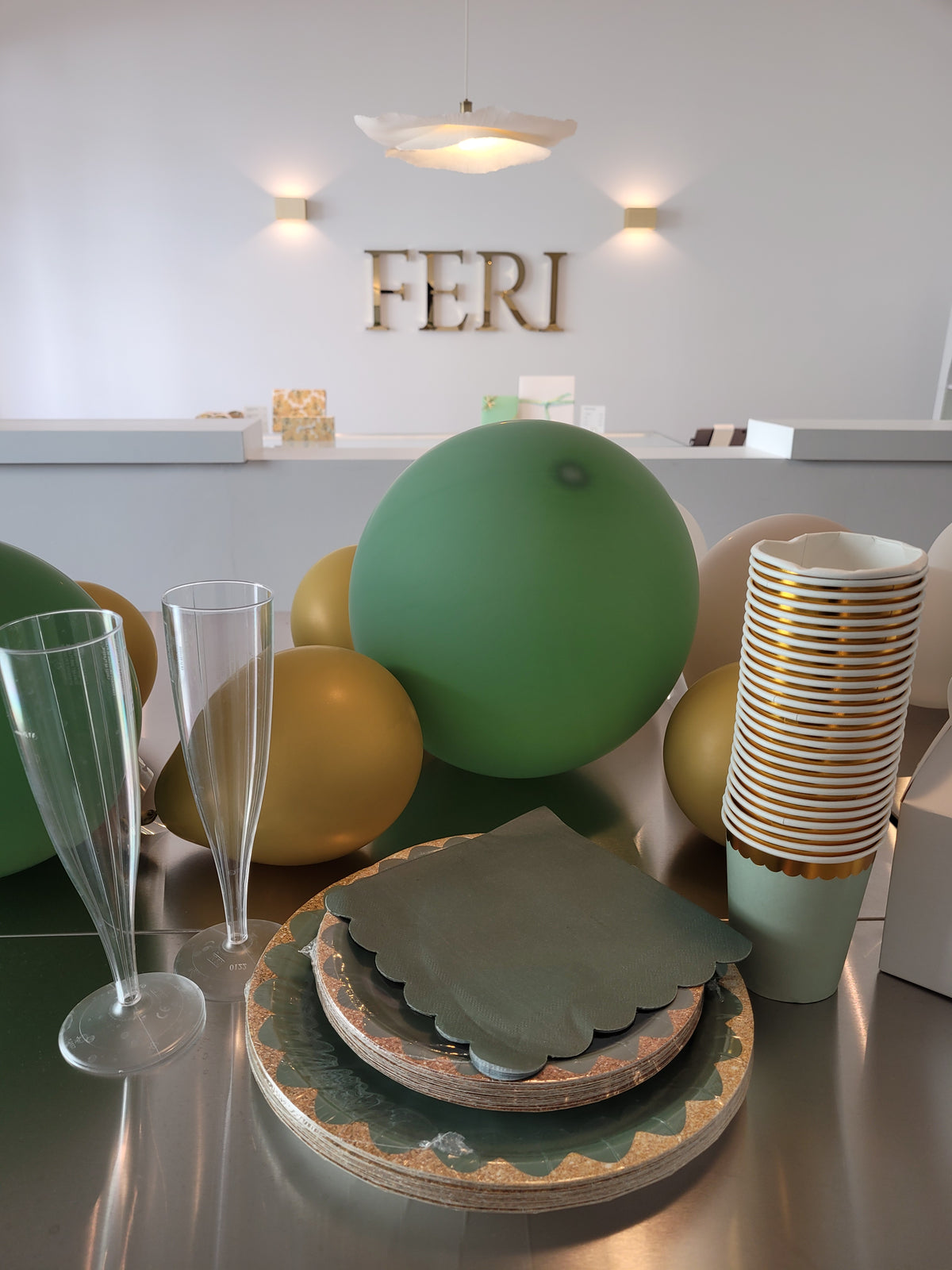 Ballons, Sektgläser, Teller, Becher und Servieten im Eventraum