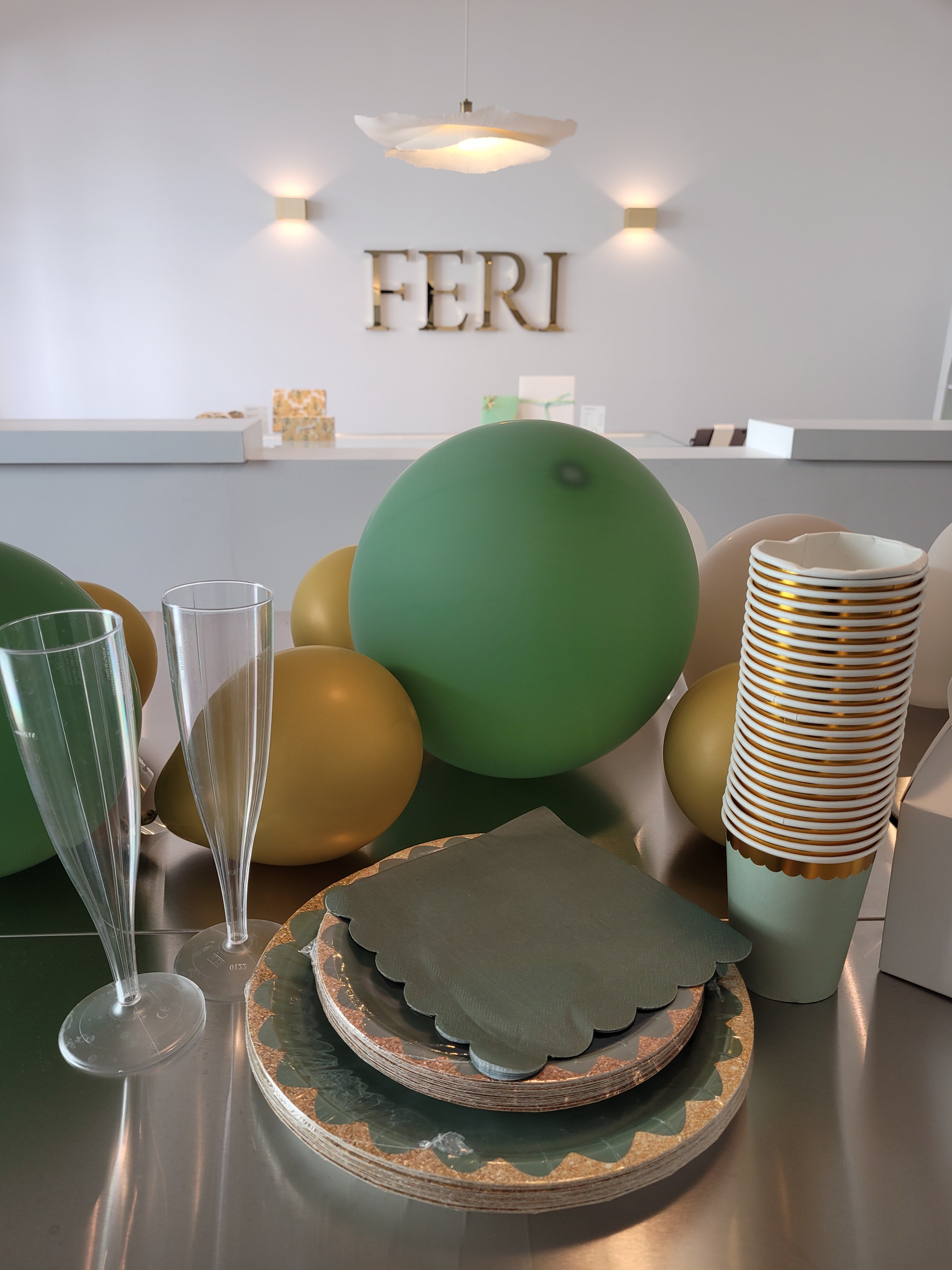 Ballons, Sektgläser, Teller, Becher und Servieten im Eventraum