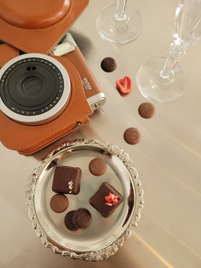 Polaroidkamera, Pralinen und Sektgläser