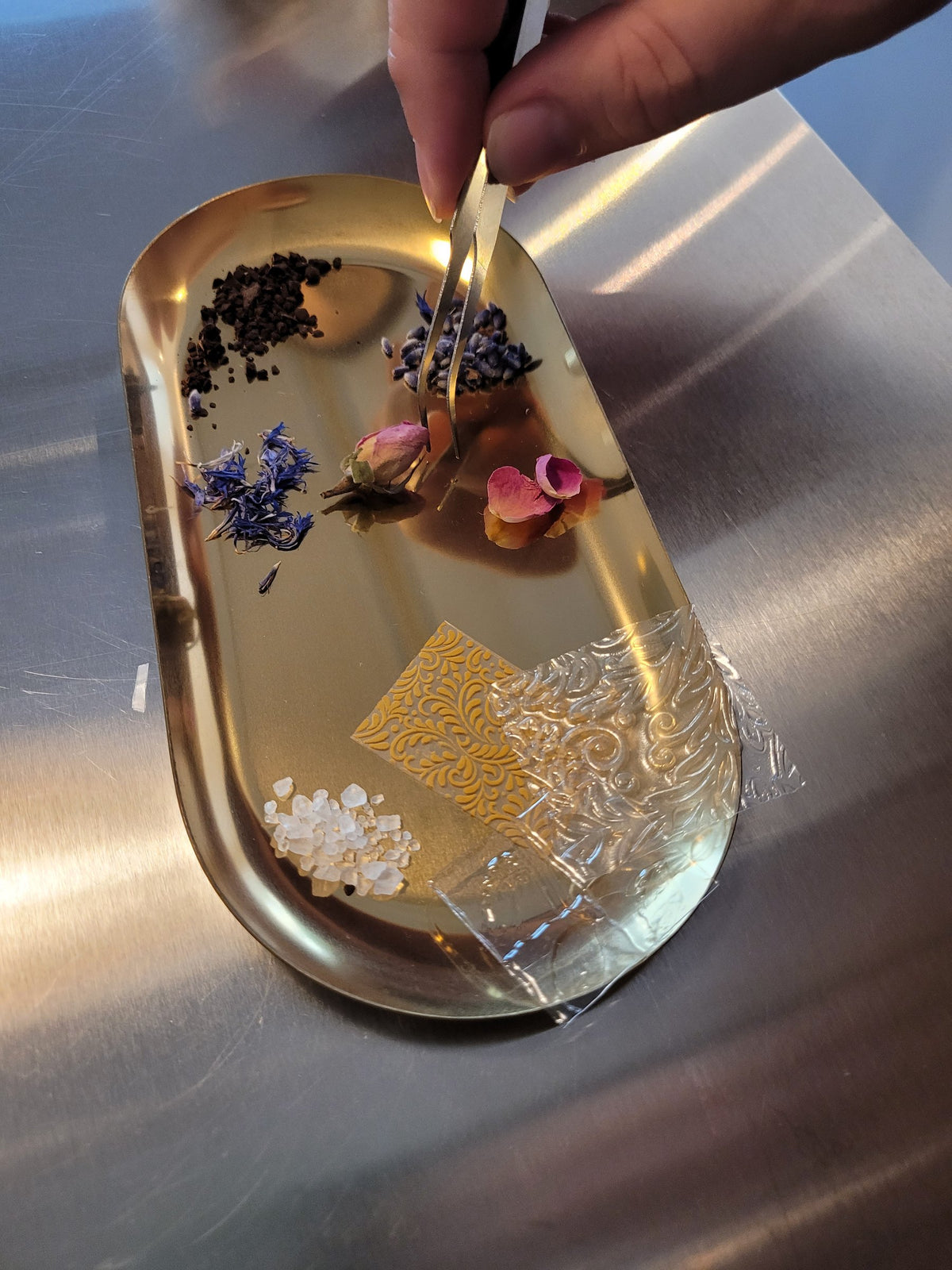 Dekorieren mit der Pinzette: Lavendel, Kornblumen, Rosenblätter und Prägefolien auf einem Goldtablett