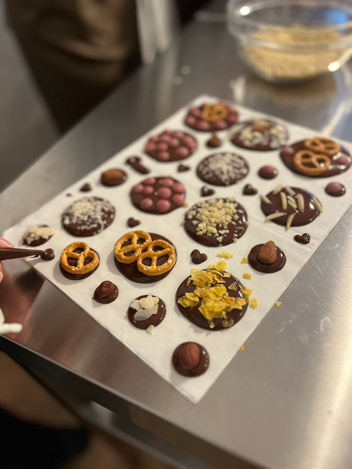 Fertig dekorierte Schoko-Mendiants mit Brezeln, Nuss- und Kokos-Topping