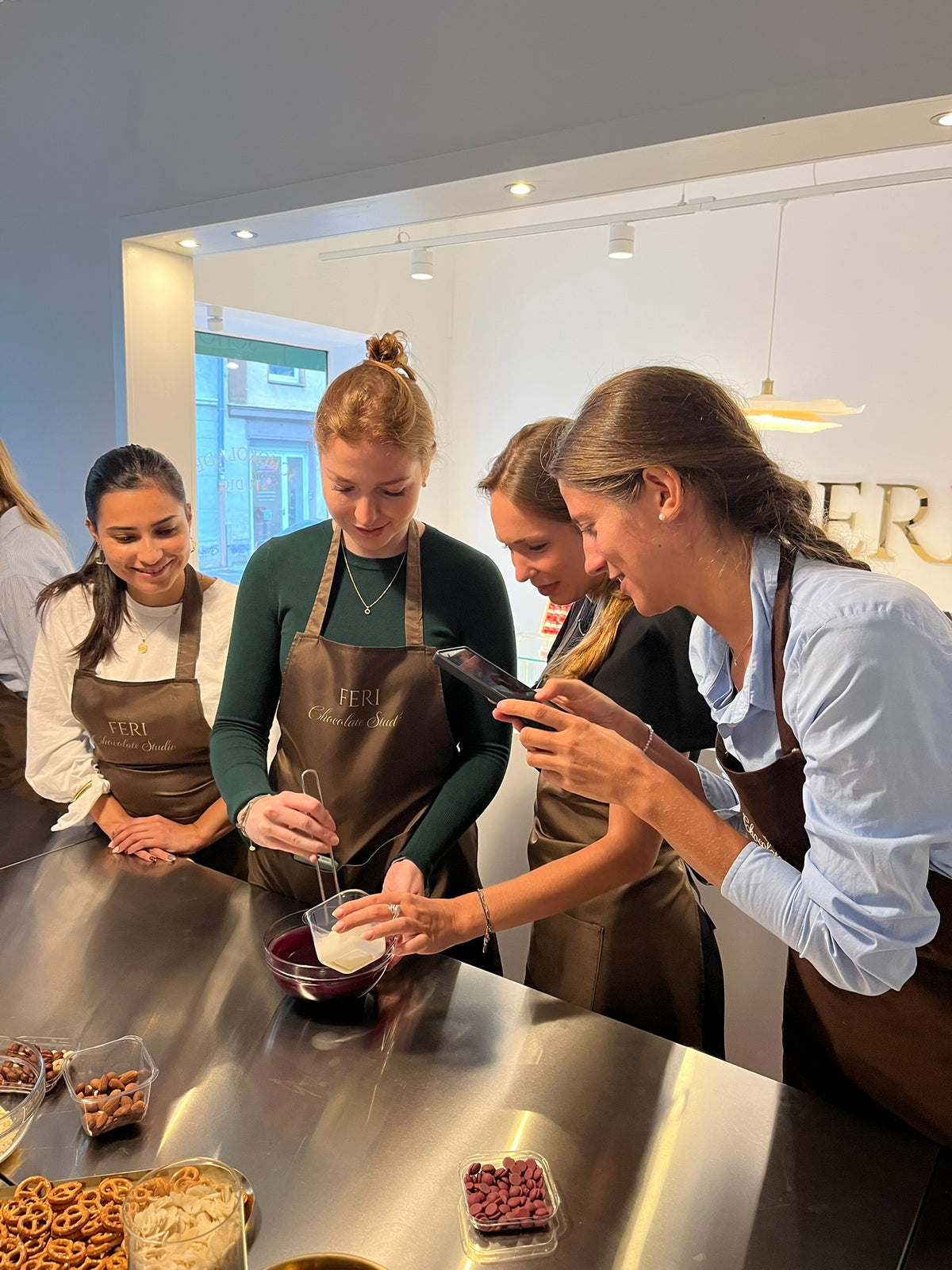 Teammitglieder bereiten gemeinsam eine Fruchtfüllung für Pralinen zu
